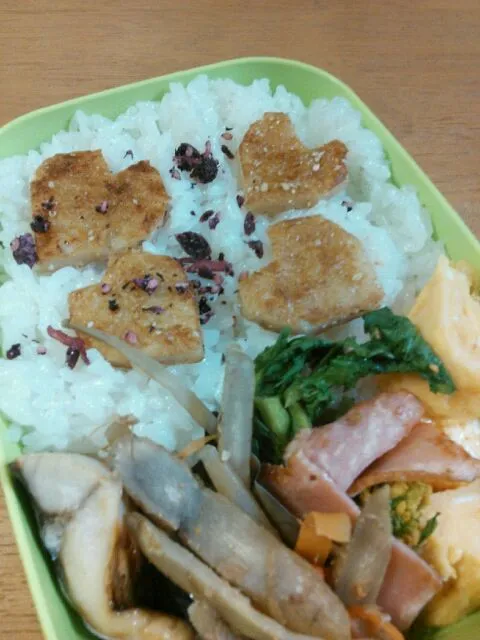 花びら？ハート？弁当|ひろこさん