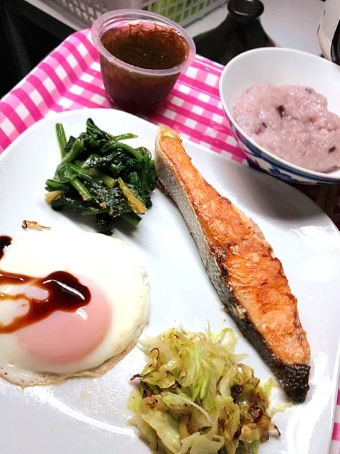 ほうれん草の胡麻和えとキャベツのカレー粉炒め。手のこんだ料理やあ(^_^)|ハルさん