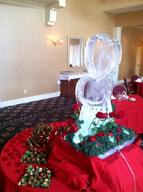 Ice carving w/ long stem red roses & long stem chocolate dipped strawberries|j t yawgerさん