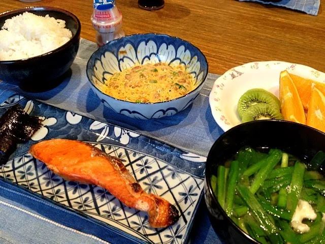 鮭の塩焼き  椎茸こんぶ  ニラの味噌汁  納豆  オレンジ  キウイ  ヤクルト|高田恵子さん