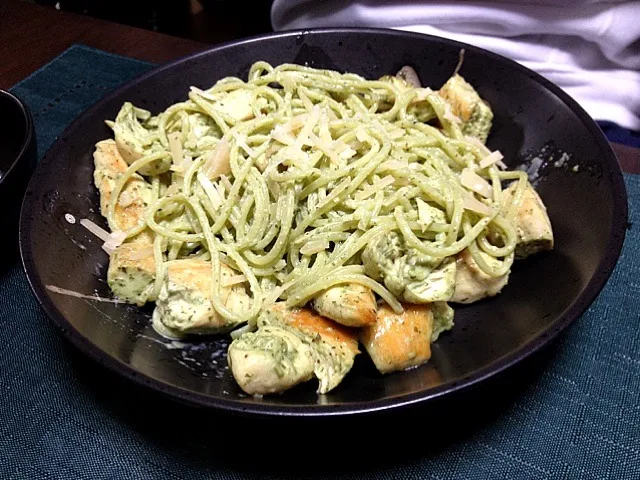 Spaghetti with pesto and grilled chicken|madcarさん