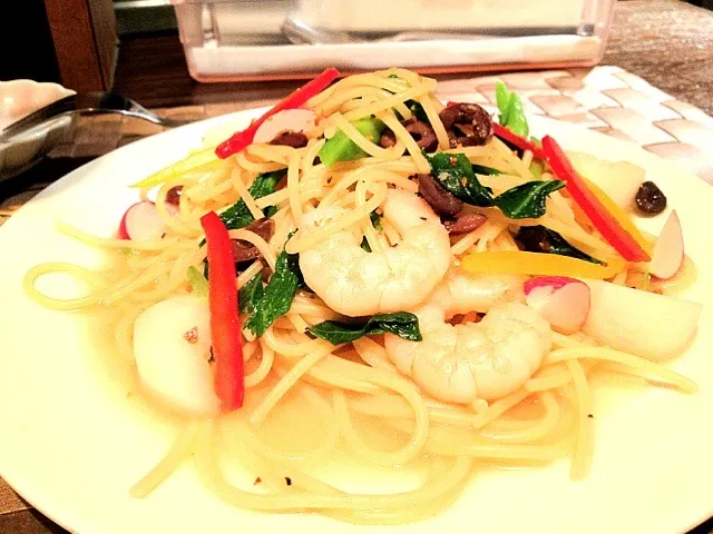 Spaghetti  served with various spring vegetables.|do dyuさん