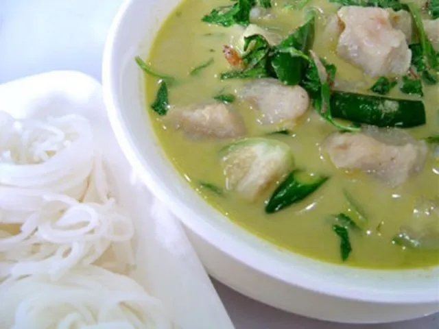 Green curry fishball with Chinese noodle|yui-watchcatさん