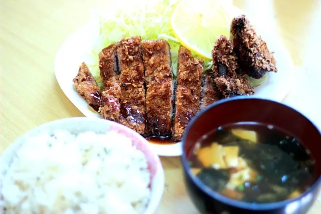 Snapdishの料理写真:トンカツとクジラ竜田揚げ|さくたろうさん