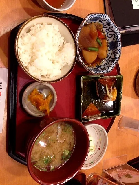 膳や 肉じゃがと鯖の煮付け定食|しおりさん