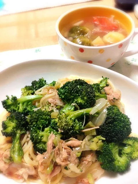 ツナとブロッコリーのスパゲティ🍝と芽キャベツのスープ🍲|こいちさん