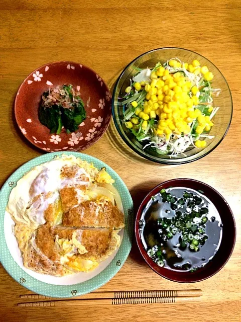 カツ丼、ほうれん草のお浸し、サラダ、ワカメと小ネギの味噌汁|ゆうたんさん