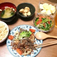 Snapdishの料理写真:・根菜とひき肉の時雨煮・里芋ノリまぶし・ほうれん草ともやしの和え物・味噌汁・りんご  byタニタ式食事レシピ(果物は別で付けました。)|nanaさん