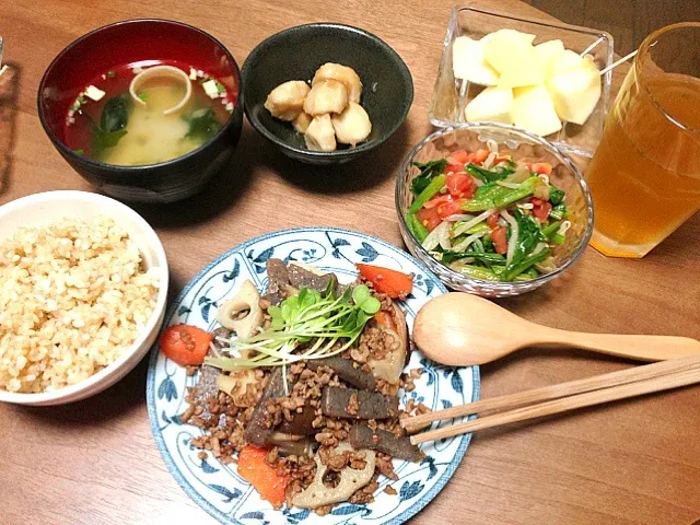 ・根菜とひき肉の時雨煮・里芋ノリまぶし・ほうれん草ともやしの和え物・味噌汁・りんご  byタニタ式食事レシピ(果物は別で付けました。)|nanaさん