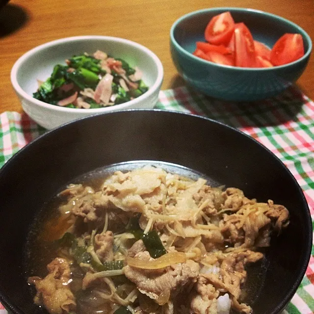 【今夜のウチご飯】豚丼ツユだくだく，ワカメスープ，小松菜とベーコン炒め，トマト。今夜は冷えますねぇ〜あったかご飯でぬくぬく〜|takuya KAWANOさん