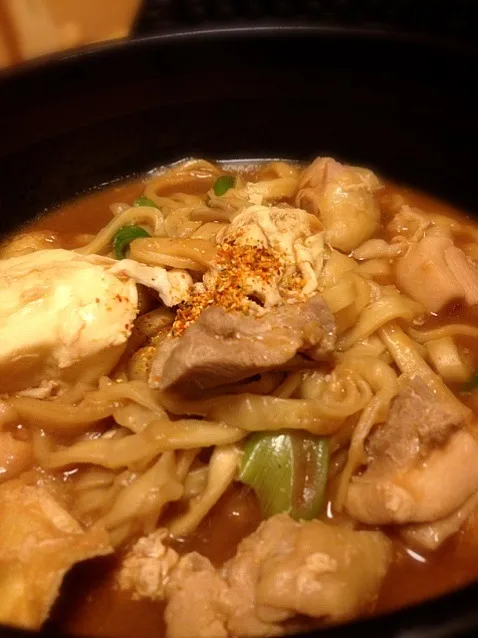 インスタントのすがきや味噌煮込みうどん。鶏肉と油揚げと舞茸とねぎと玉子。|liccaさん