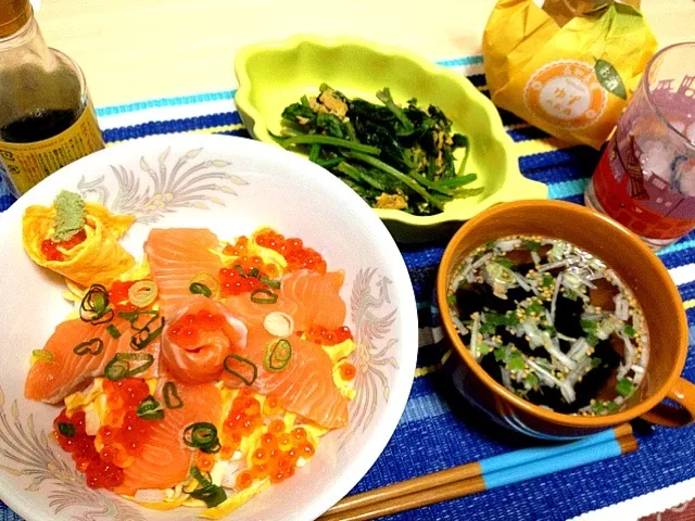 サーモンいくら丼&ほうれん草と玉子炒め♡|たえさん