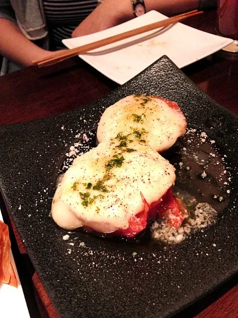 焼きトマトとモッツァレラチーズのカプレーゼ|ちあきさん