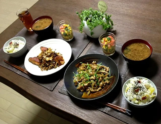 さつま芋ご飯、豚肉と豆苗の生姜炒め、鮭のムニエルきのこバター醤油、カラフルサラダ、なめこのお味噌汁|pentarouさん