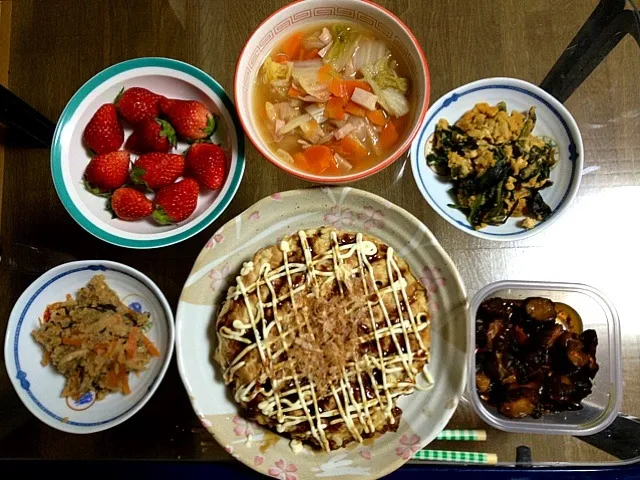 晩ご飯＊お好み焼き、いちご、白菜煮、ニラ玉、きゅうり漬、おからの煮物|まゆめろさん