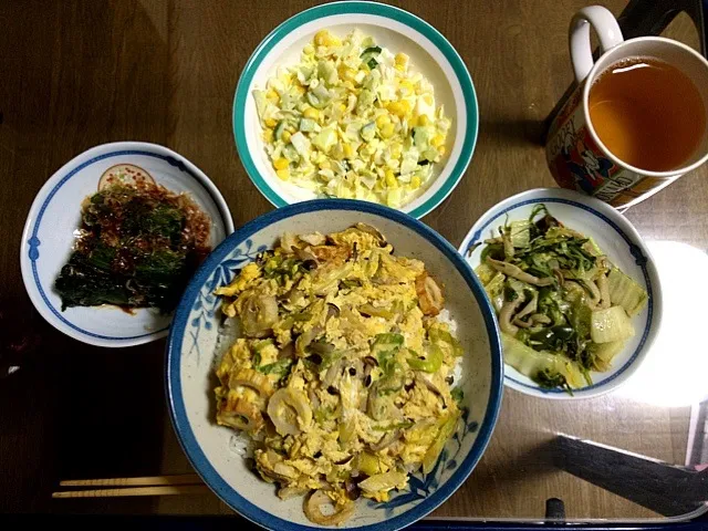 晩ご飯＊親子丼、カレー風味しめじと水菜と白菜の炒め物、ほうれん草のお浸し|まゆめろさん