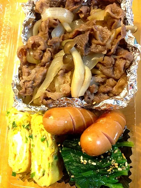 牛丼の具？牛皿風？葱入り玉子焼き、ほうれん草お浸し、あらびきウィンナー|あいさん