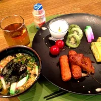 Snapdishの料理写真:雑炊  トマト  さつま揚げの煮物  玉子焼き  キウイ  かまぼこ  ヨーグルト  ヤクルト|高田恵子さん