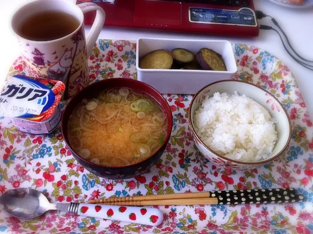 ごはん、豆腐と葱のお味噌汁、サツマイモの甘煮、(明太子)、ヨーグルト|高崎天子さん