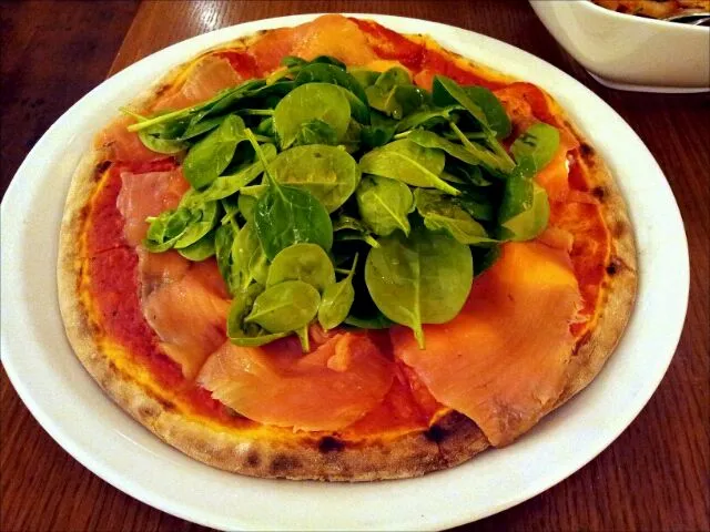 Snapdishの料理写真:post Valentine's dinner - smoked salmon with mascarpone and spinach pizza|genさん