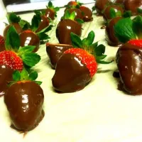 Snapdishの料理写真:Chocolate dipped strawberries