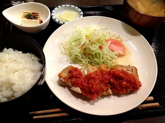 Snapdishの料理写真:若鶏のグリル定食（自家製トマトソース） 500円w|Kojiさん