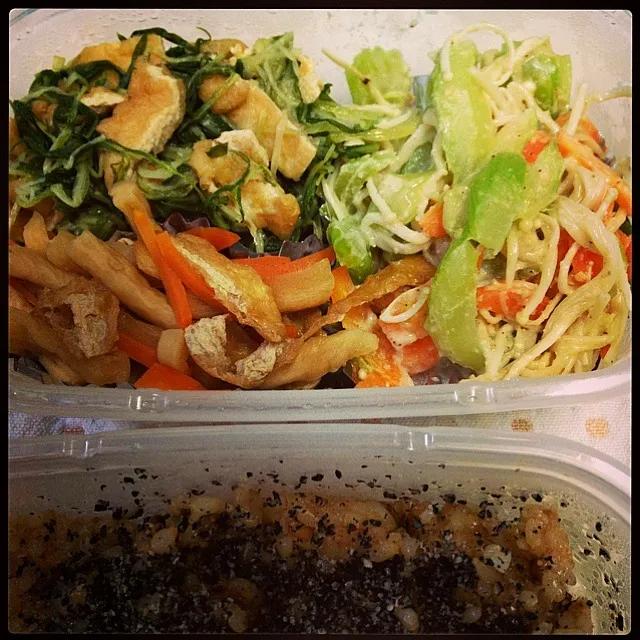 ある日のお弁当。(水菜の煮浸し、干し大根の煮物、セロリ、人参、えのきの胡麻マヨネーズ和え、玄米)|c_seiさん