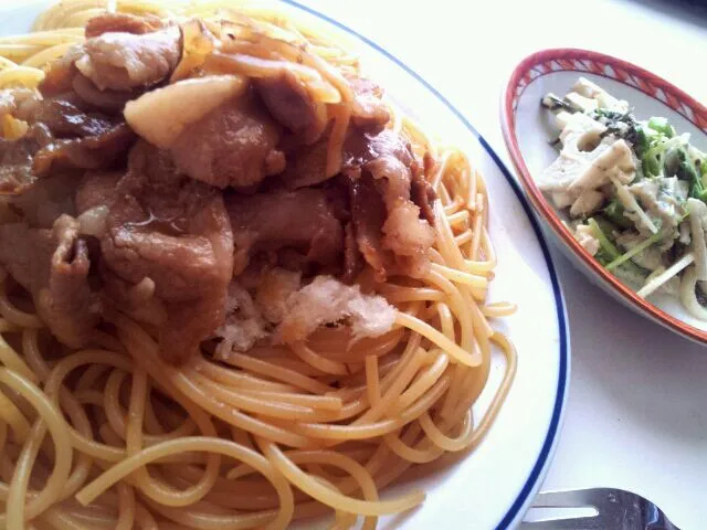 豚肉の生姜焼きパスタ・根菜サラダ|かとぅさん