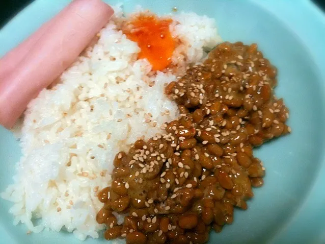 カレーのように盛り付けた納豆にハムエッグの材料をトッピング|gekoさん