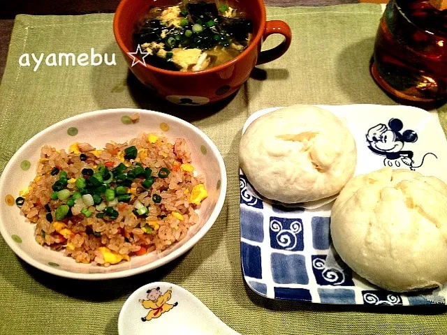 Snapdishの料理写真:晩ごはん 〜鮭炒飯、肉まん、春雨ワカメスープ〜|あやめぶさん