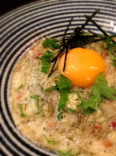 ネバトロ丼〜♡オクラ、納豆昆布、納豆、大葉、長芋、梅、卵黄様|ちっきーさん