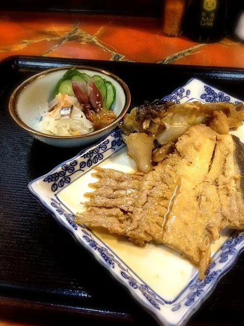 【伊丹の隠れ家的居酒屋／炉ばた焼き 八光の今日の賄い】ヒラメとタラのあら炊きと、ホタルイカ酢みそとイワシのおなます♪|SHUZYさん