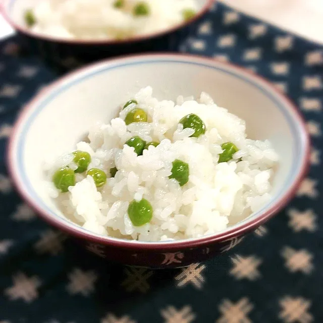 雪の舞う夜の、春色豆ご飯|キュキュさん