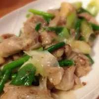 Snapdishの料理写真:鳥肉とニンニクの芽の塩麹炒め|Atsushi Kanekoさん