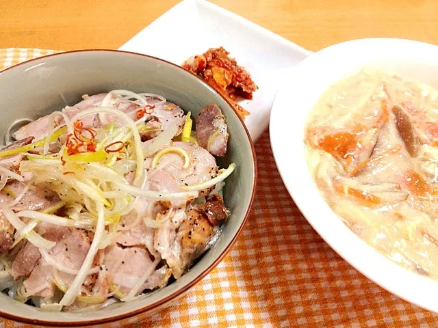 主人と私の晩御飯  自家製チャーシュー丼と春雨のサンラータン|シンリーさん