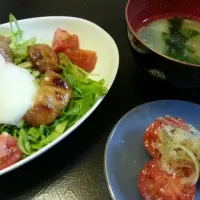 照り焼きチキン丼、トマトのサラダ、大根とワカメの味噌汁|木村美里さん