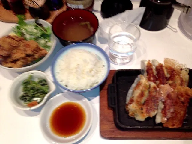 Snapdishの料理写真:ラーメン屋さんでラーメンなしのギョウザ定食で唐揚げが1番おいしかった！|ばんなおさん