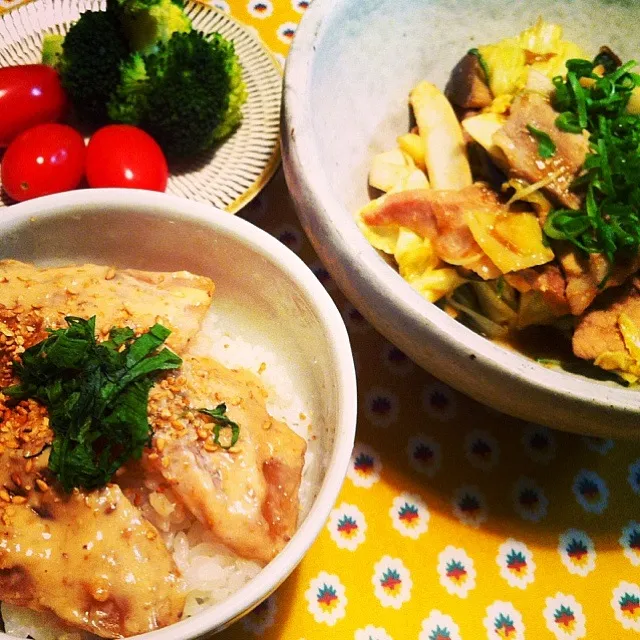 Snapdishの料理写真:鯛の胡麻漬け丼  豚肉とキノコ、野菜の炒め物|はなももさん