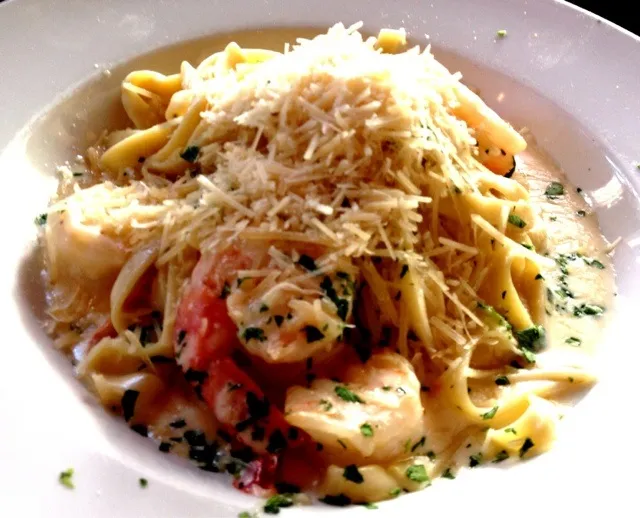 Snapdishの料理写真:Pasta with Shrimp in Alfredo Sauce from Cafe Aroma|sooprcoolchicaさん