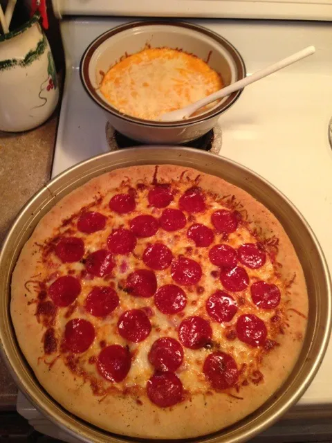 Buffalo chicken dip and pepperoni stuffed crust pizza|Jacinda Twymanさん