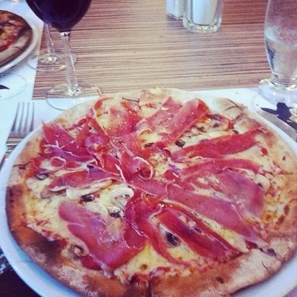 Serrano Ham Pizza@raffaellos.|Alejandroさん