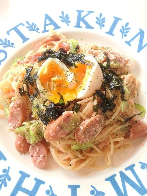 セロリとウィンナーの、めんたいパスタです😺|HAKUさん