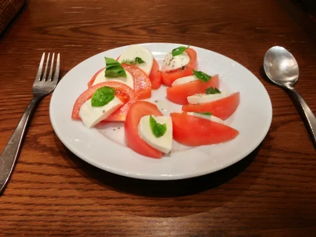 Tomato and Fresh Mozzarella Caprese（トマトとフレッシュモッツァレラのカプレーゼ）|Polar Bearさん