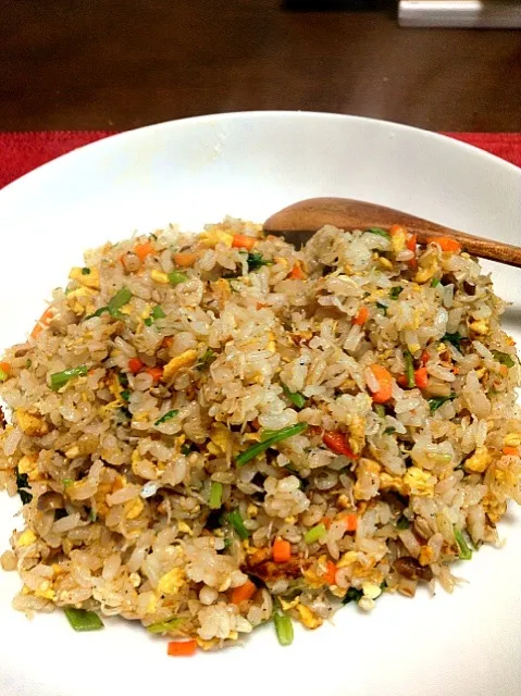 じゃことカブの葉っぱの麦飯チャーハン|さかもとさん