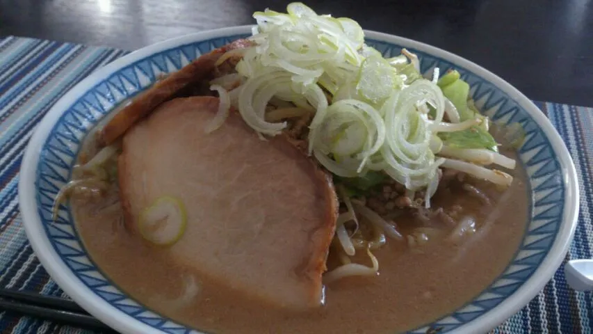 Snapdishの料理写真:寒い今日は買ってあった西山の味噌ラーメンを作成。生姜と挽き肉を炒めて渋谷市場の安いけど美味いチャーシュー載っけていただきました。その辺の味噌ラーメンより(西山だから)かなり美味い！|SATOSHI OOCHIさん