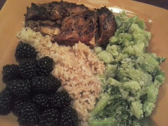 parmesan brocolli. lemon chicken. brown rice. blackberries.|mollyさん