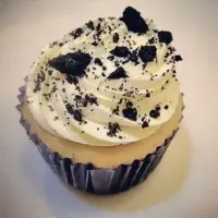 Oreo stuffed cupcake with cream cheese frosting and oreo crumb|raghda p. taqiyyaさん