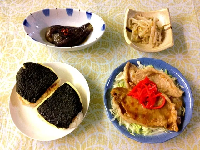 豚肉生姜焼き、茄子の揚げ浸し、もやしナムル、海苔チーズの醤油焼きおにぎり|ゆりさん