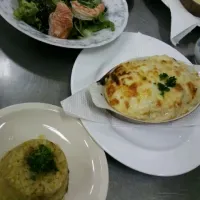 Snapdishの料理写真:グラタン、シーフードサラダ、カレー風味の豆ライス|たろーさん