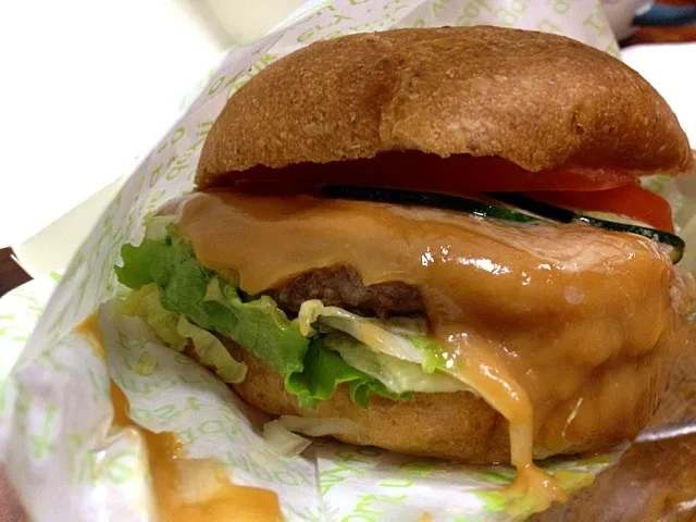 Burger with peanut butter sauce!|Elaineさん